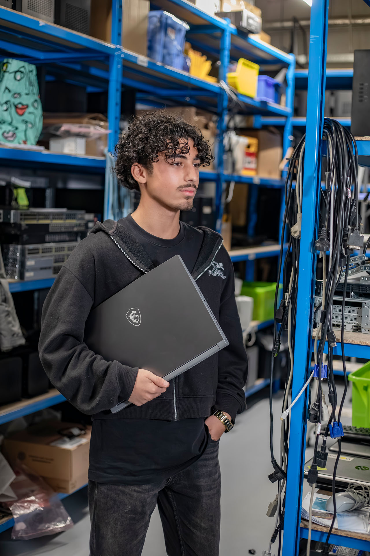Student bezig in ICT ruimte