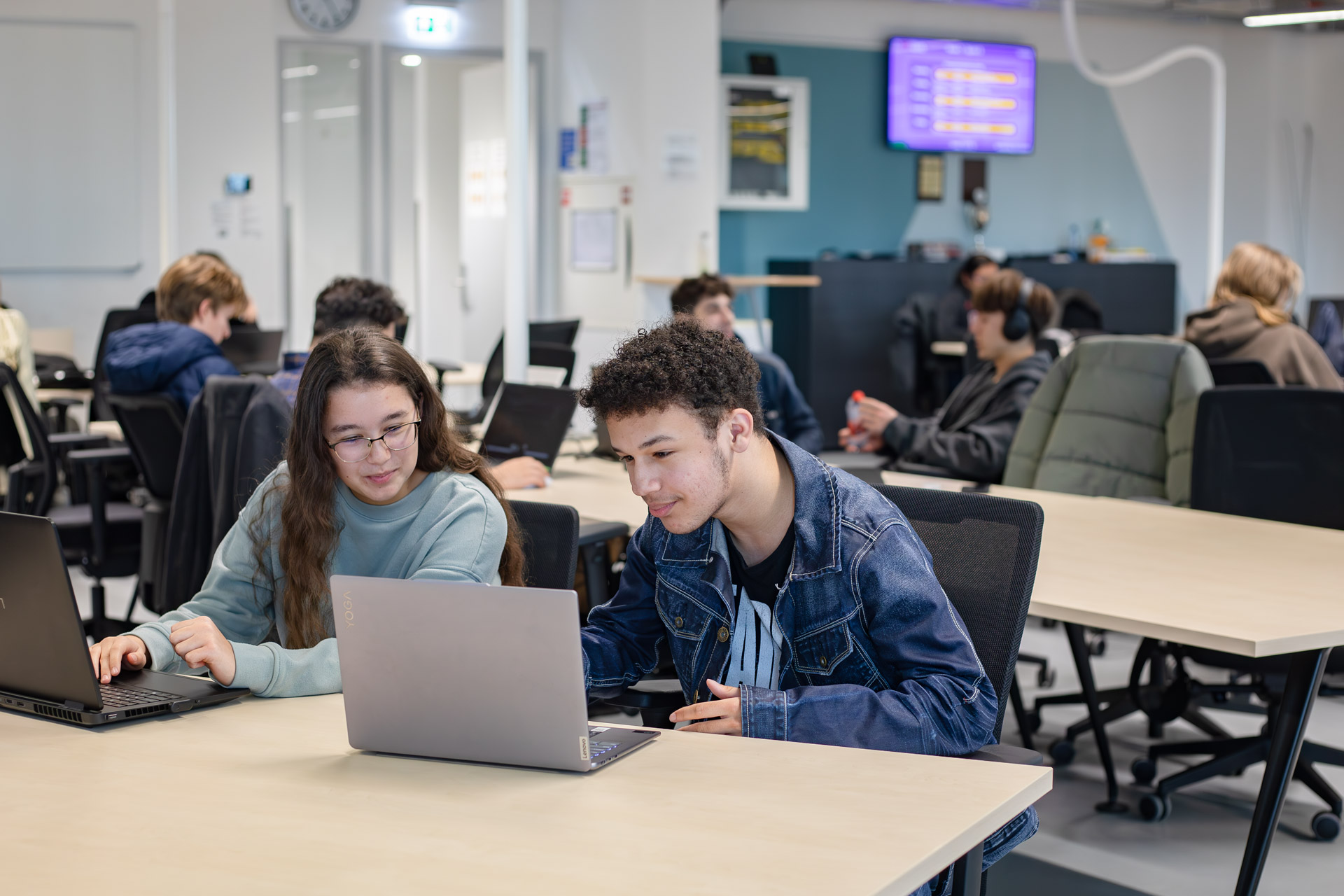 Student zit achter een laptop