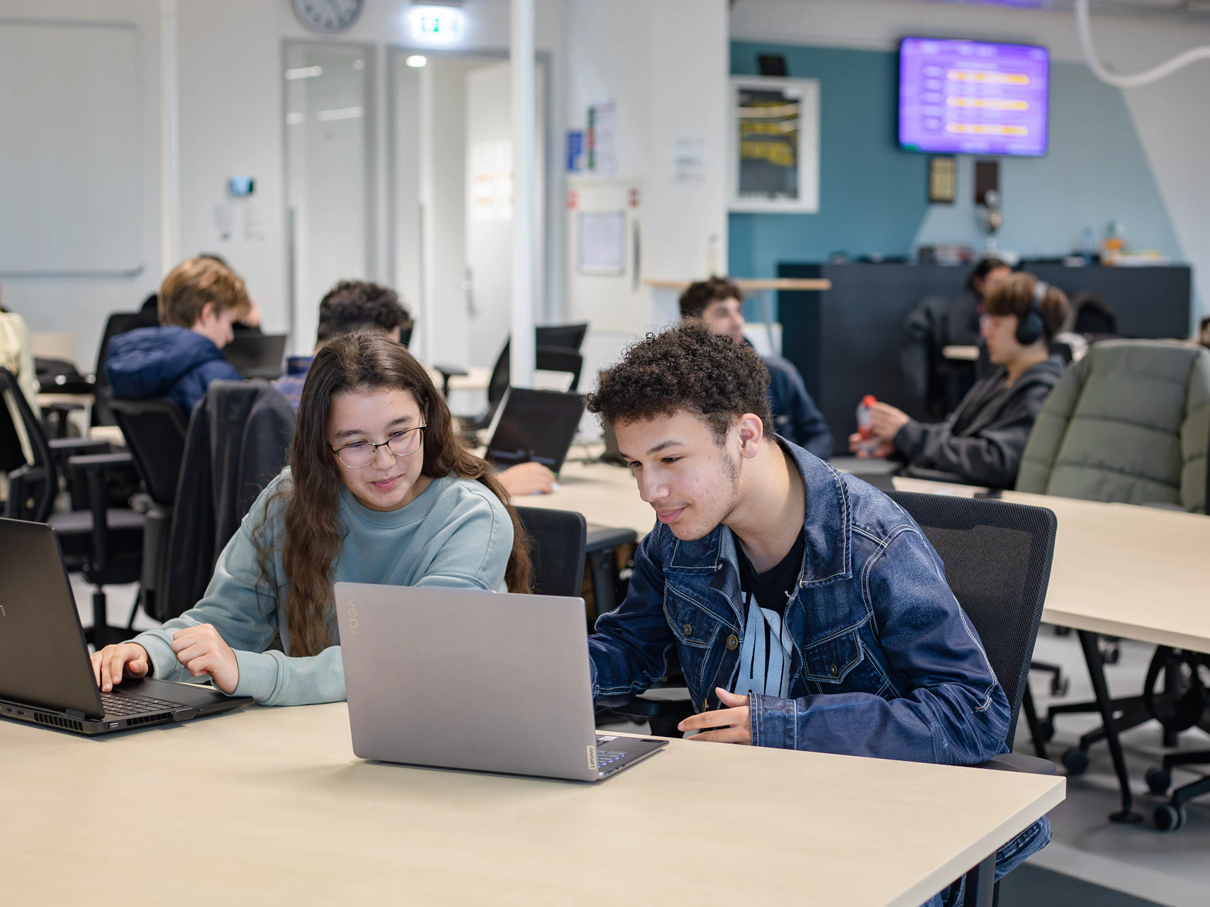Student zit achter een laptop