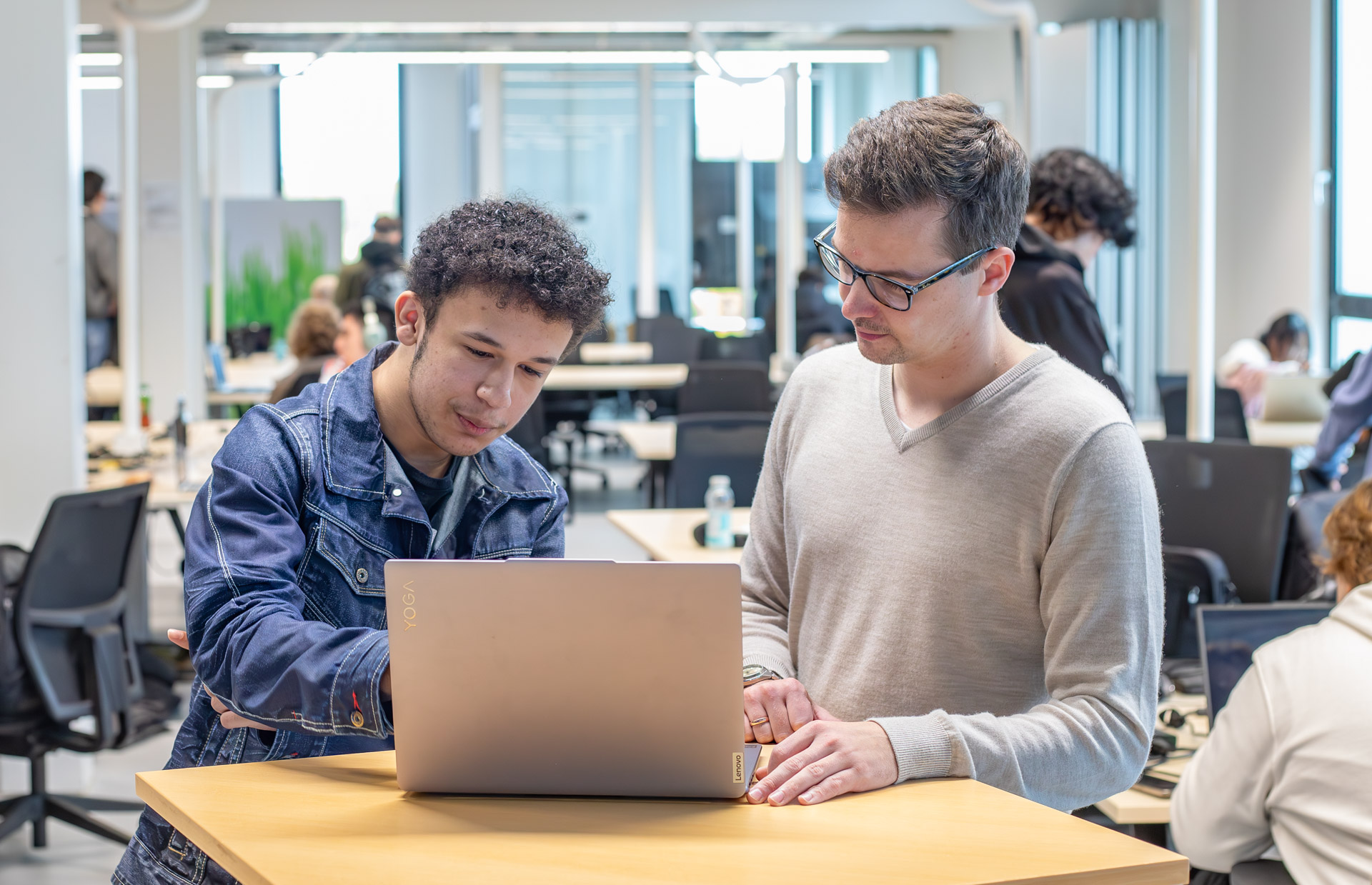 Student zit achter een laptop