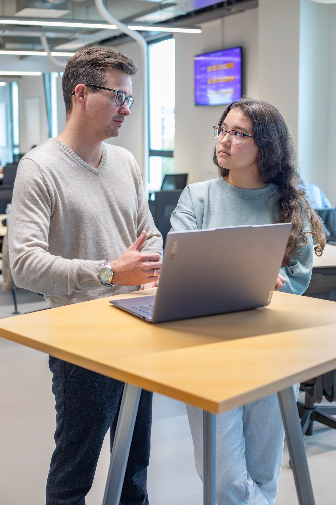 Student zit achter een laptop