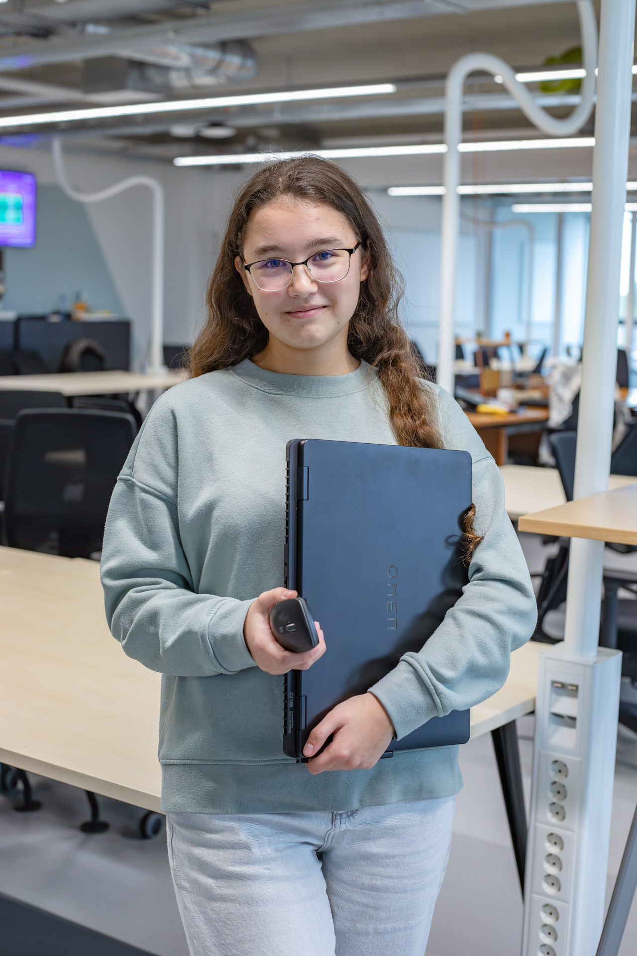 2 studenten zitten achter een laptop achter een bureau