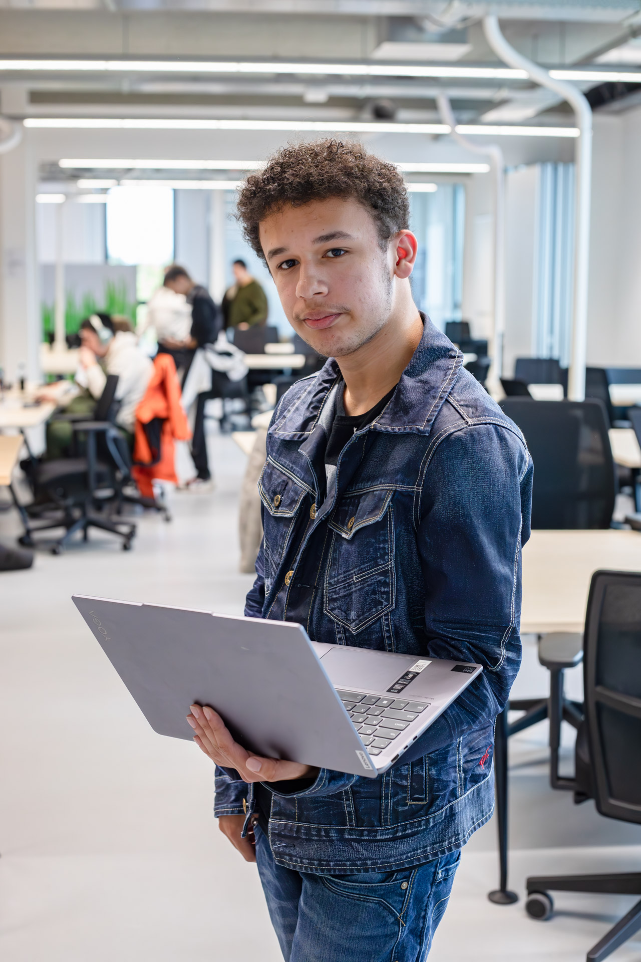Student zit achter een laptop