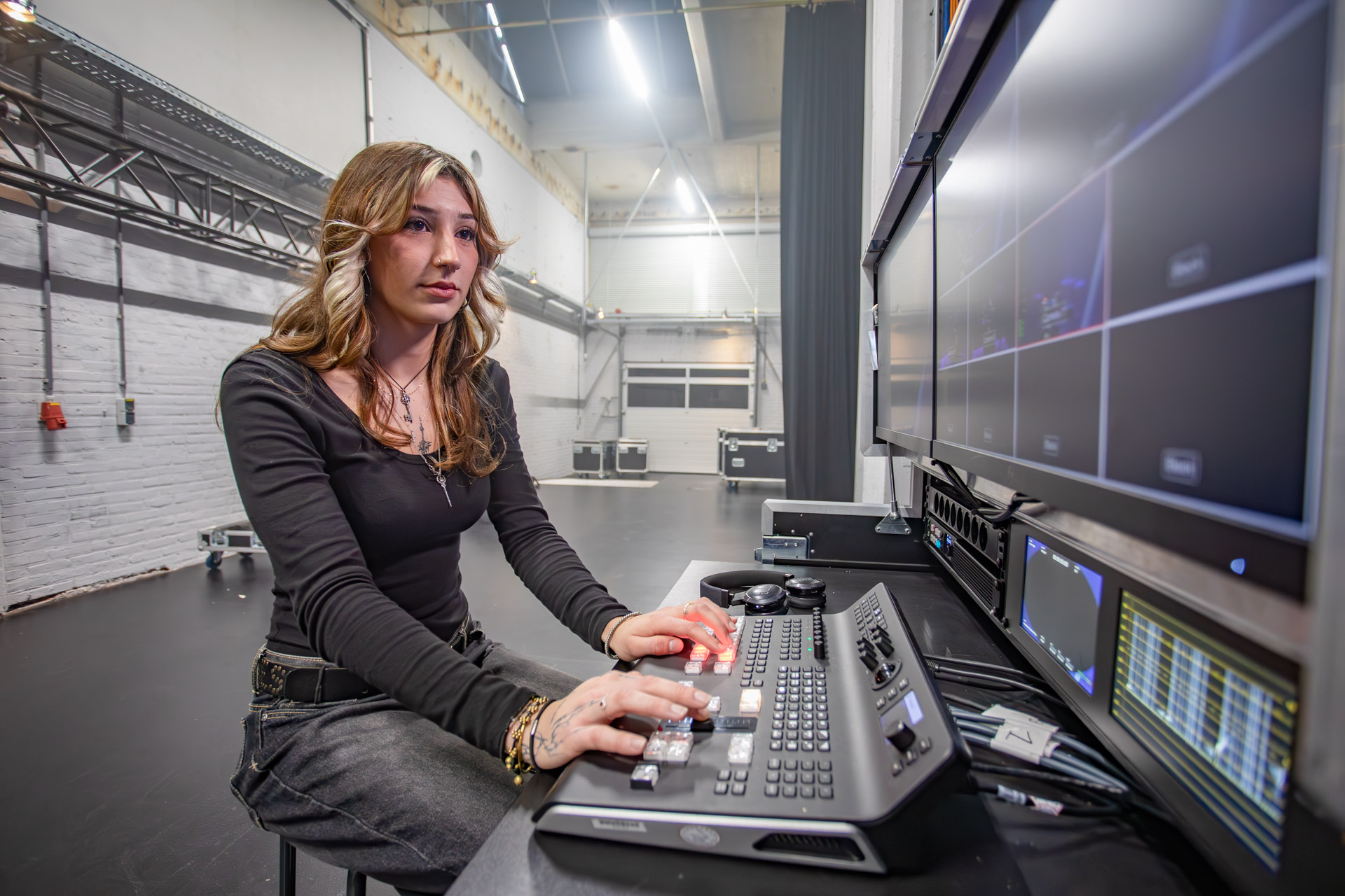 Student zit in een studio achter de laptop