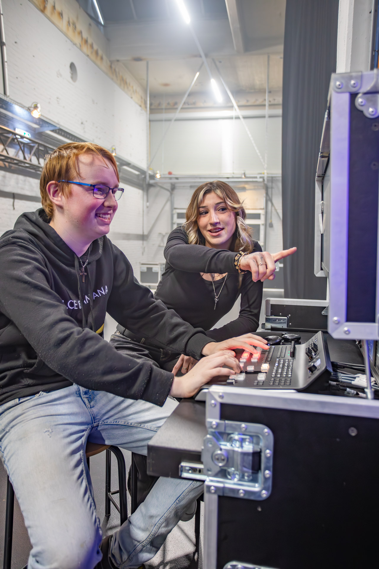 Twee studenten kijken naar een laptopscherm