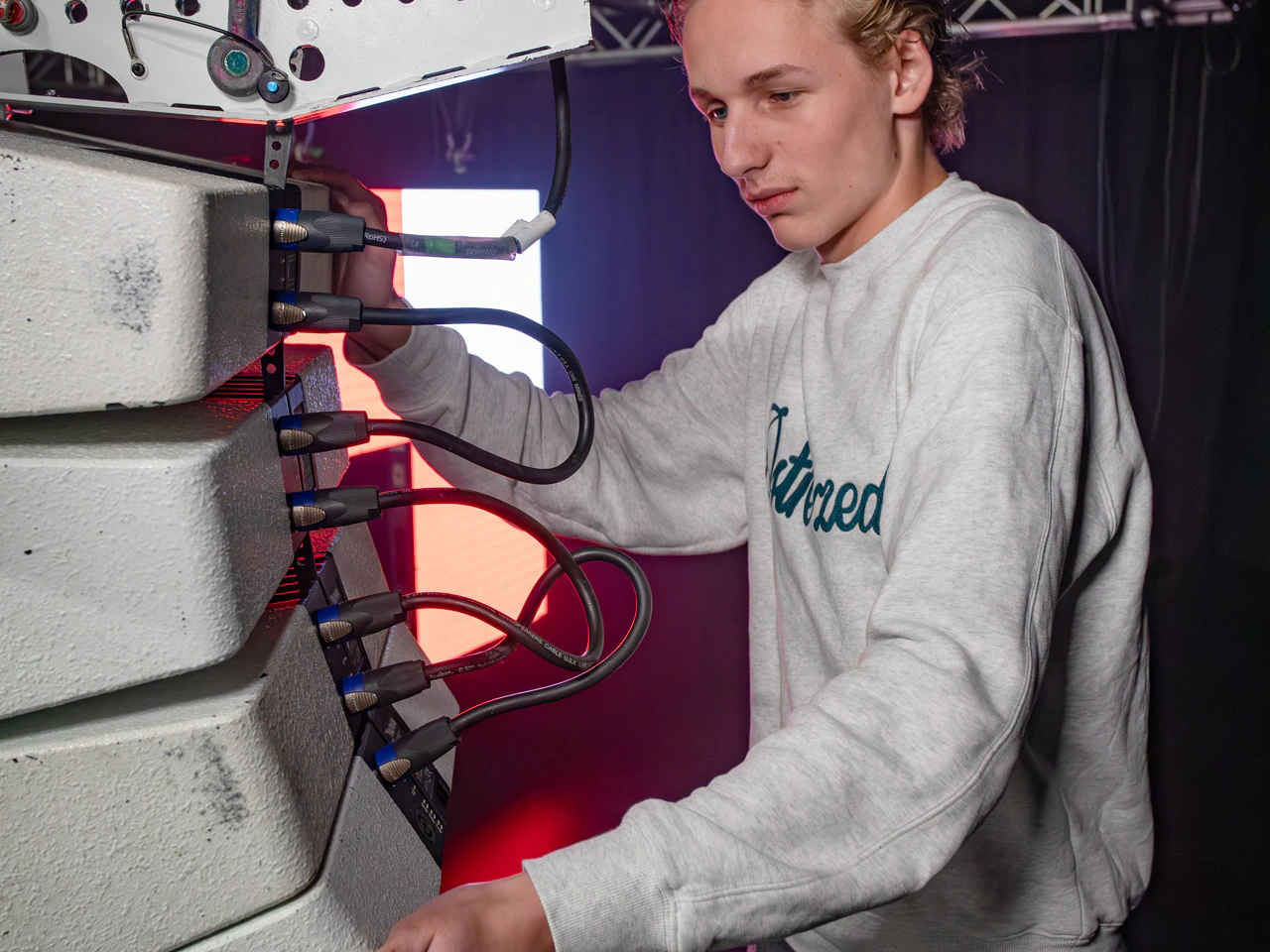 Drie studenten zitten in een radio studio