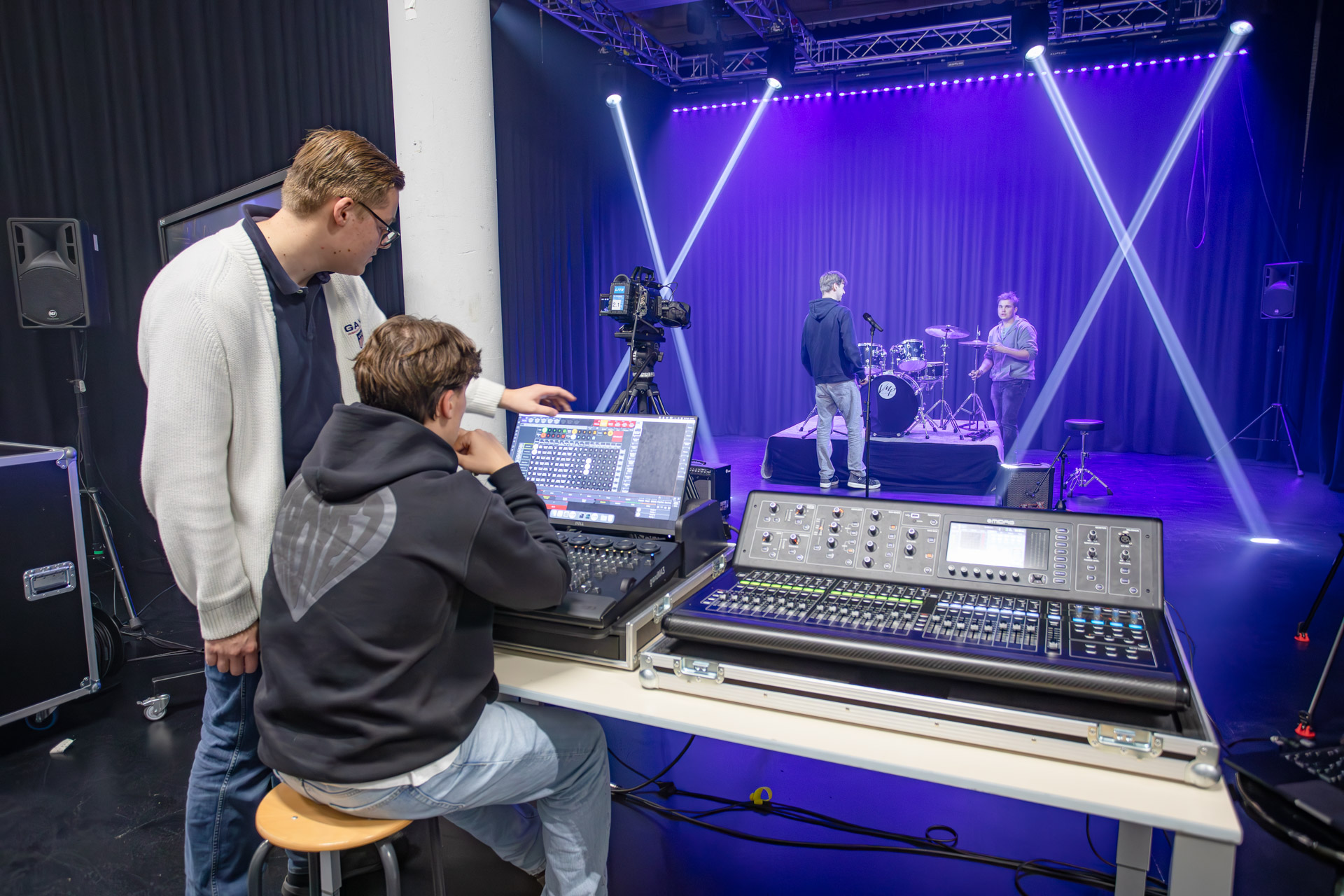 Student zit achter een computer in de studio