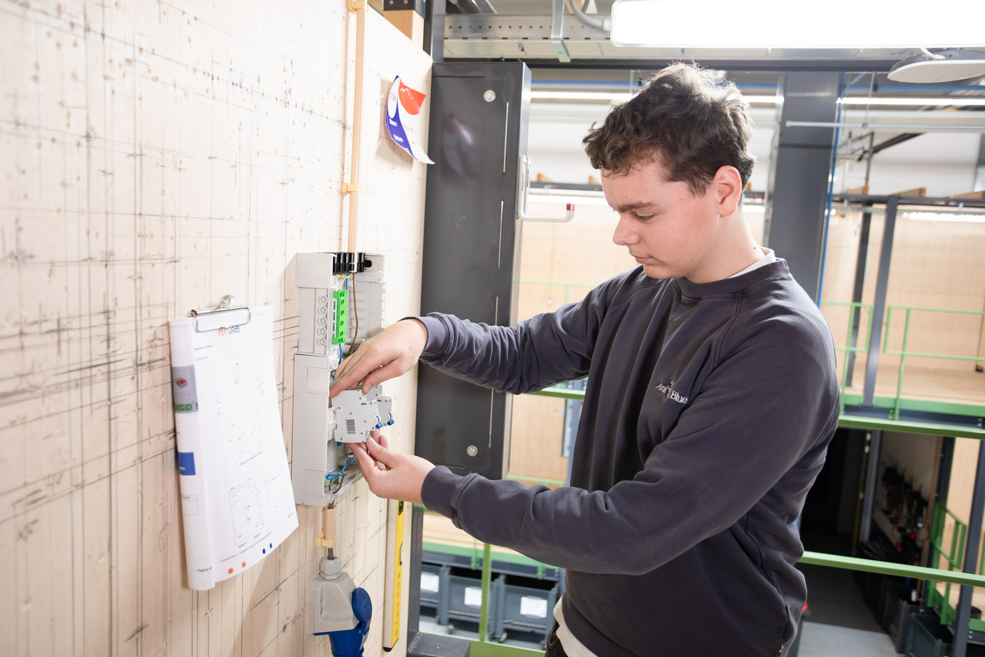 Jongen is aan het werk in een groepenkast