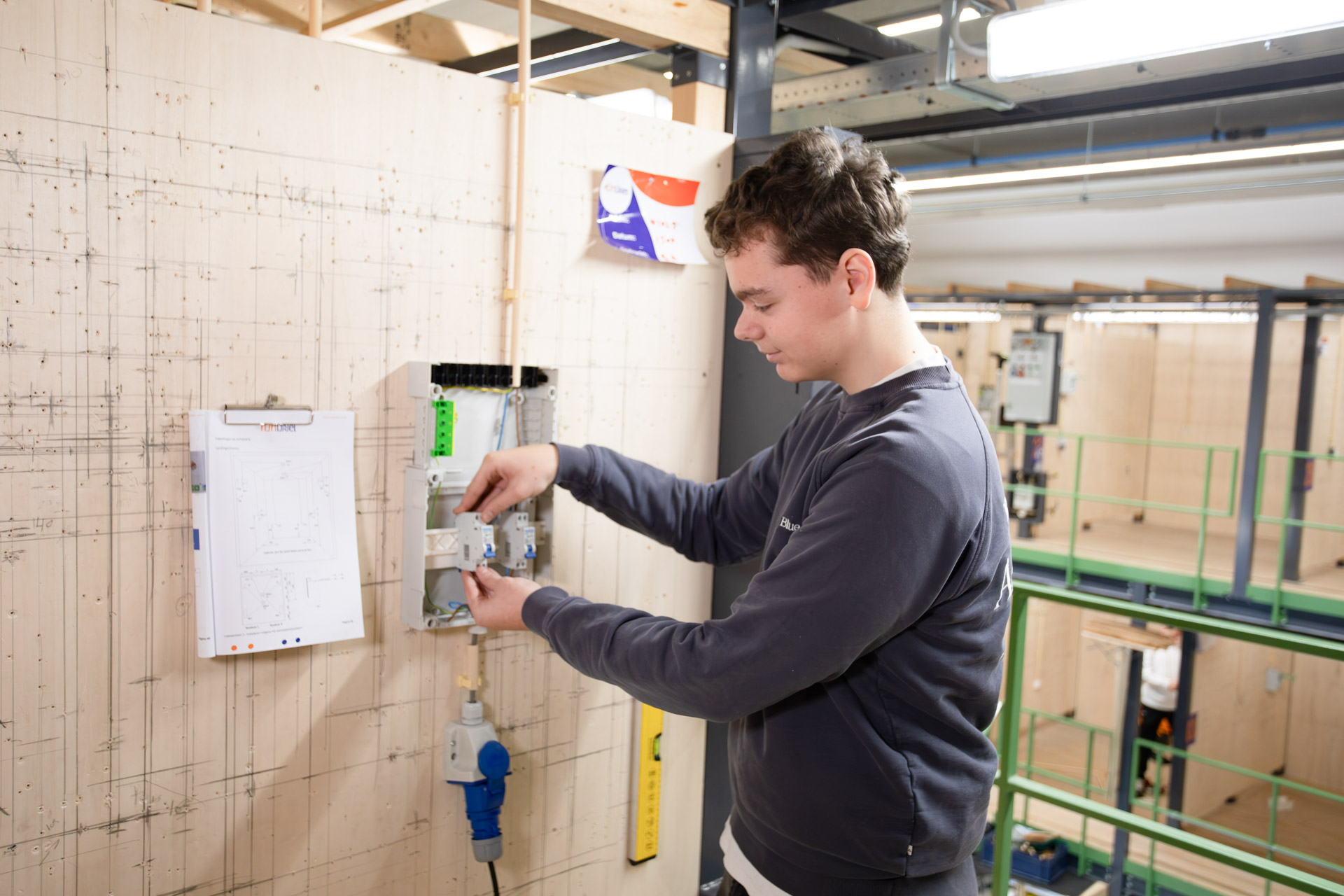 Jongen is aan het werk in een groepenkast