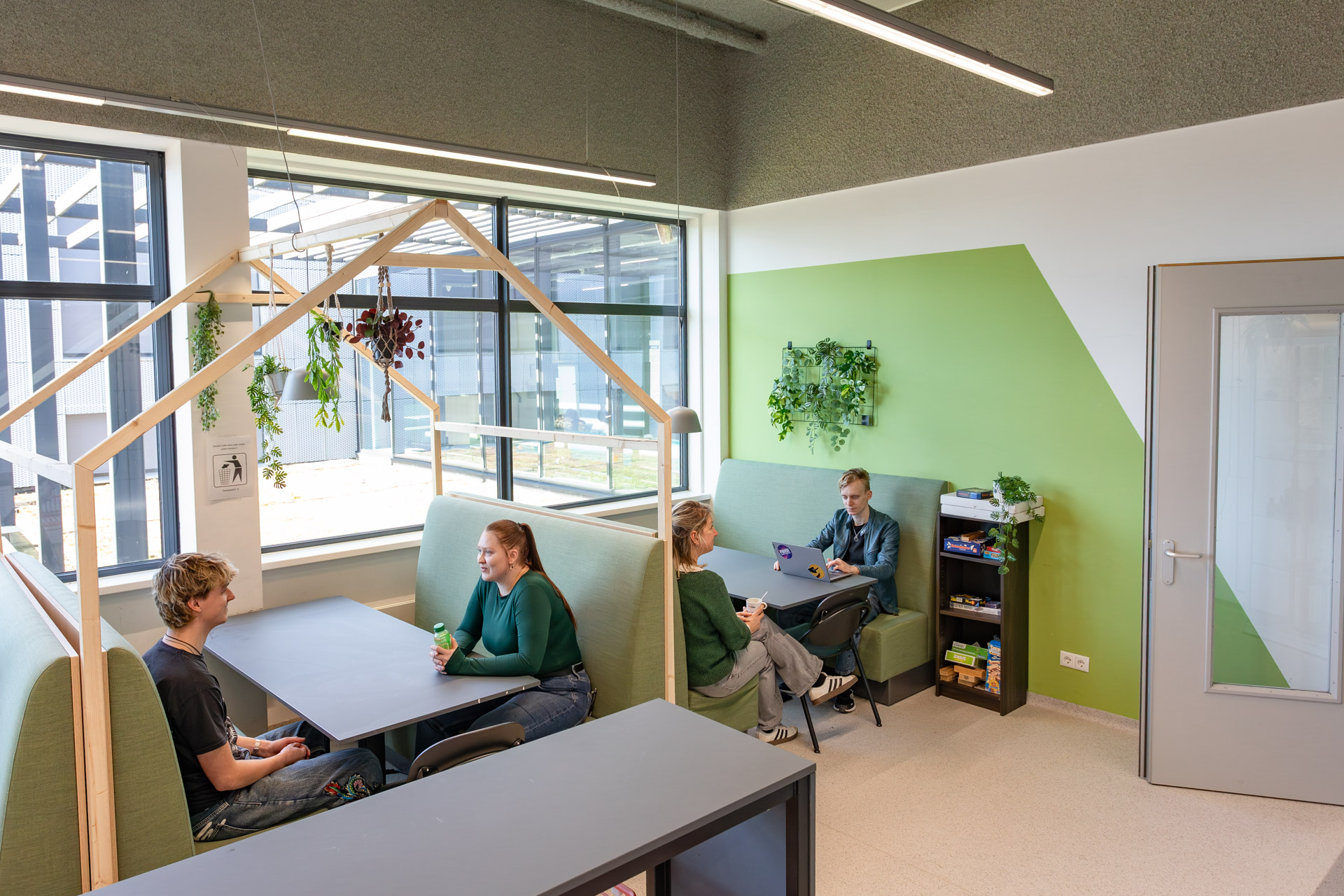 Een lokaal met studenten die aan het overleggen zijn.