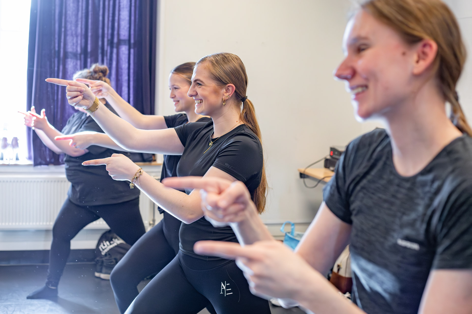 Drie meisje die dansen in een danslokaal.