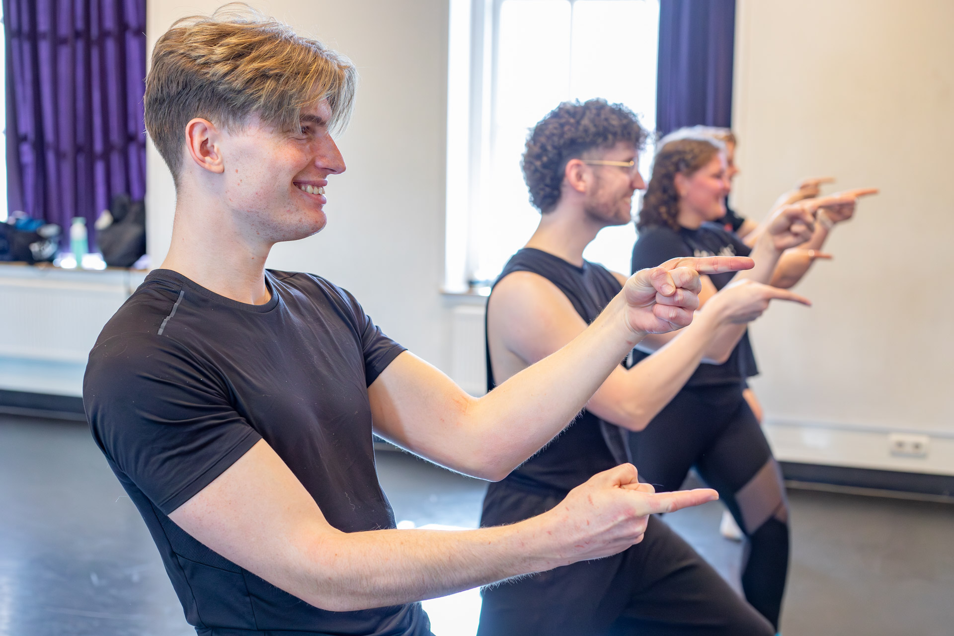 Vier studenten in een danslokaal dansen.