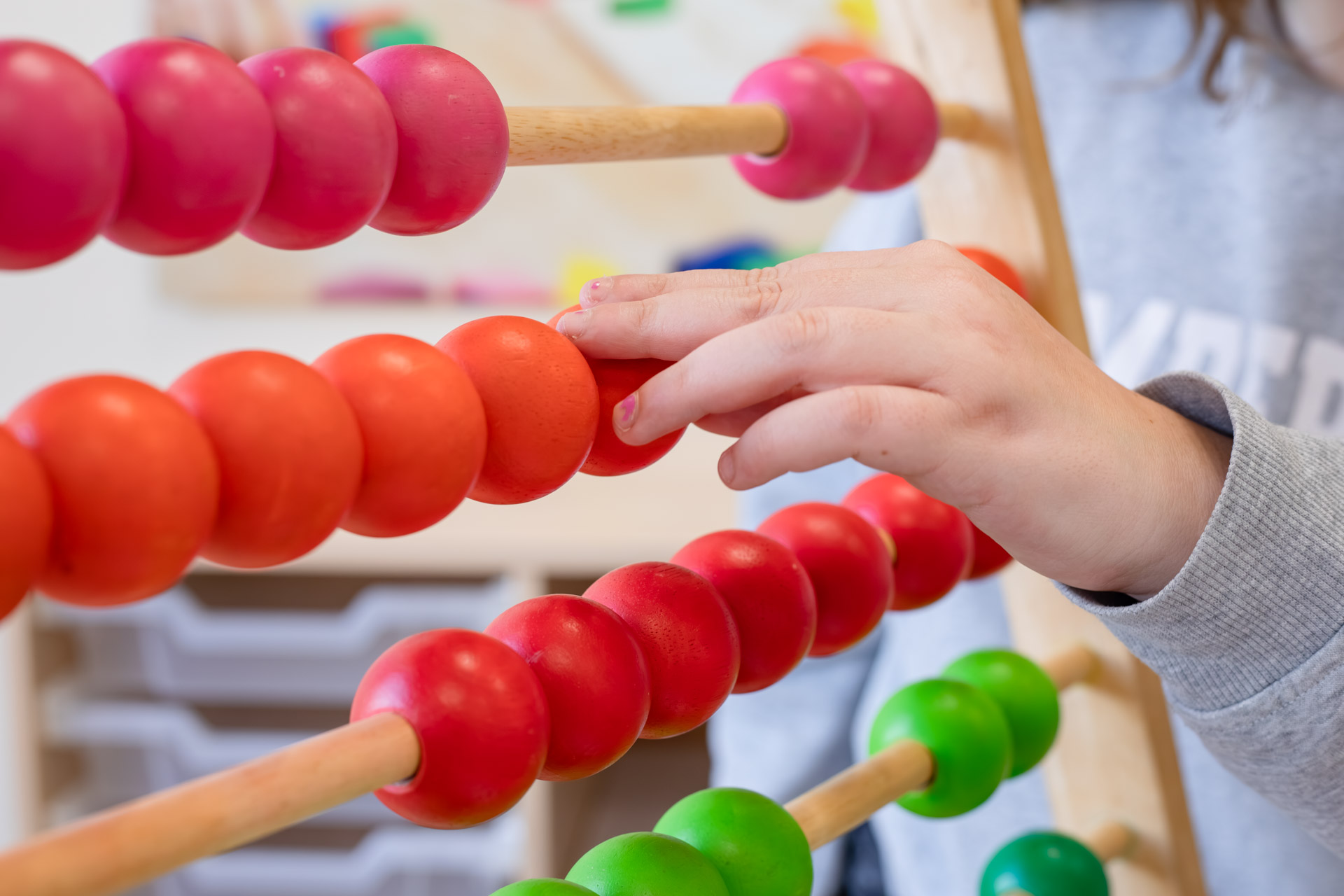 Je ziet ballen van een telraam in verschillende kleuren