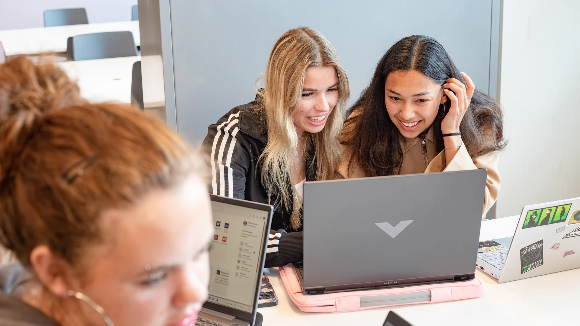 2 meisjes kijken naar een laptop