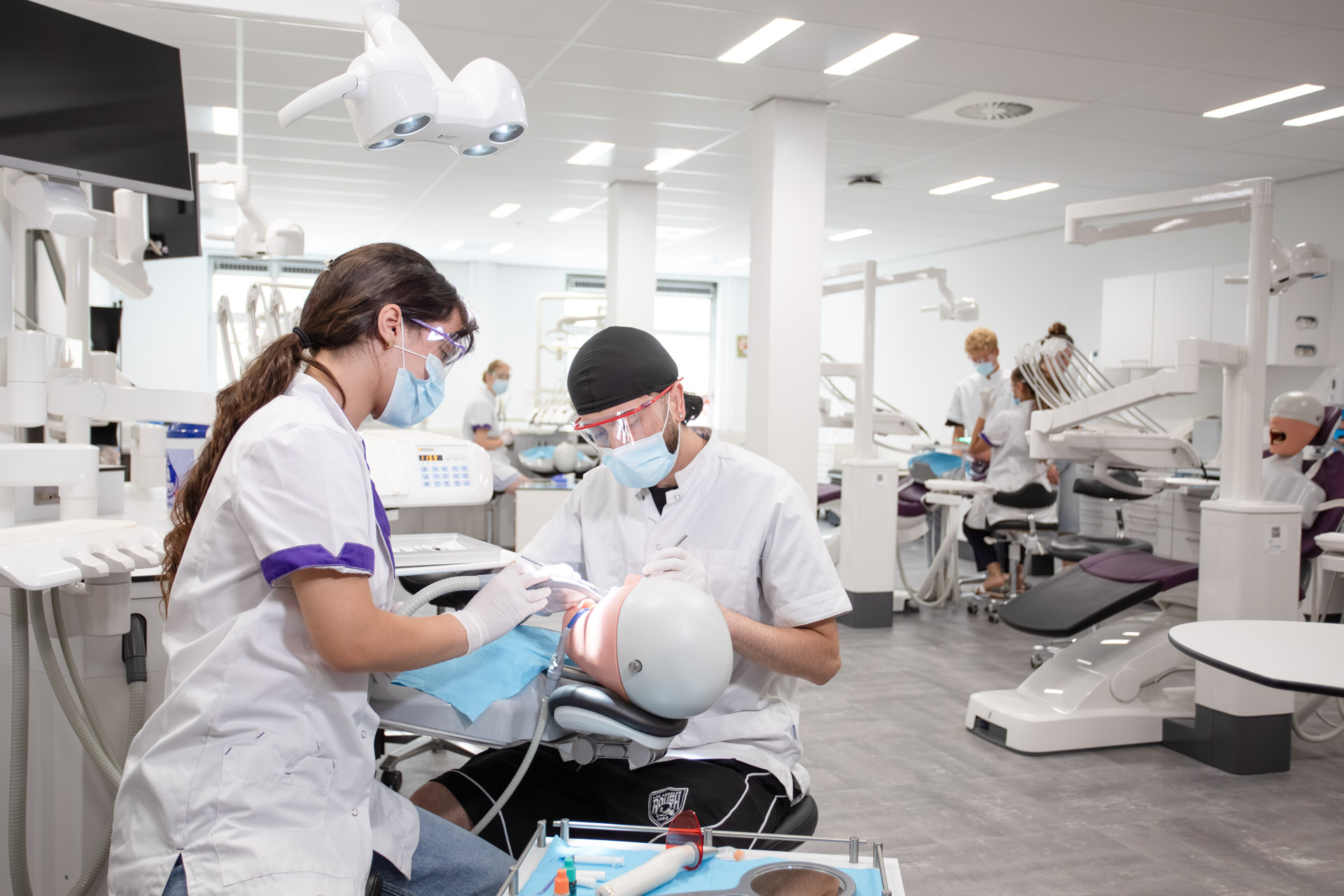 Student zijn bezig met het gebit van een patiënt
