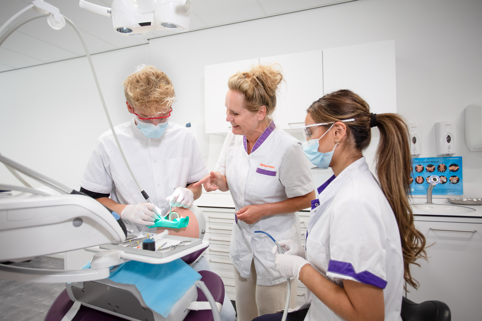 Studenten zijn bezig met het gebit van een patiënt