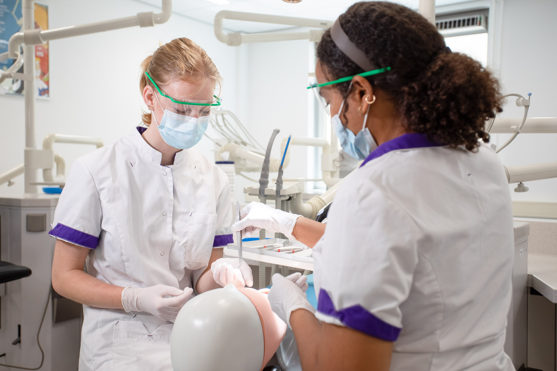 Twee studenten zijn bezig met het gebit van een patiënt