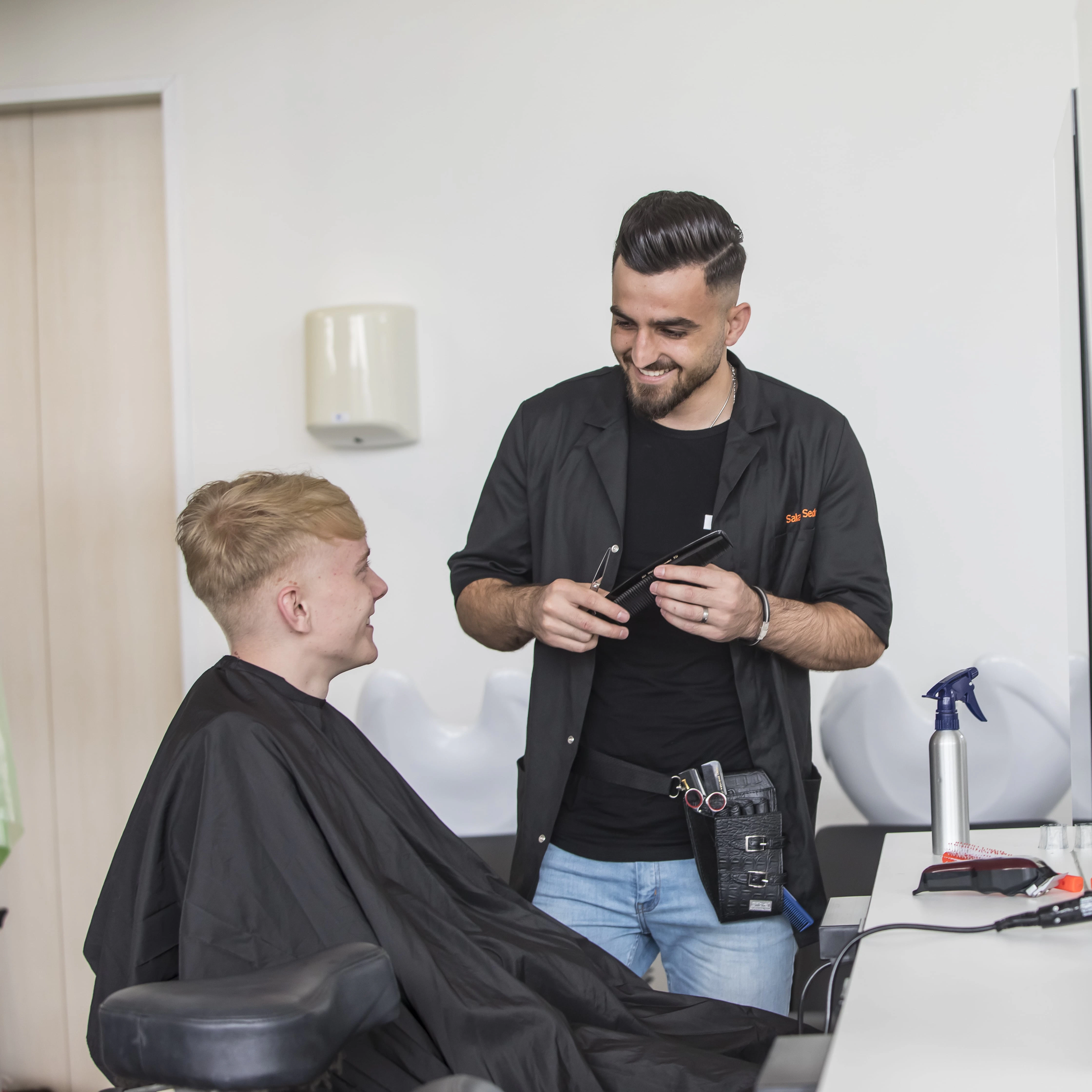 Mannelijke student adviseert een mannelijke klant.