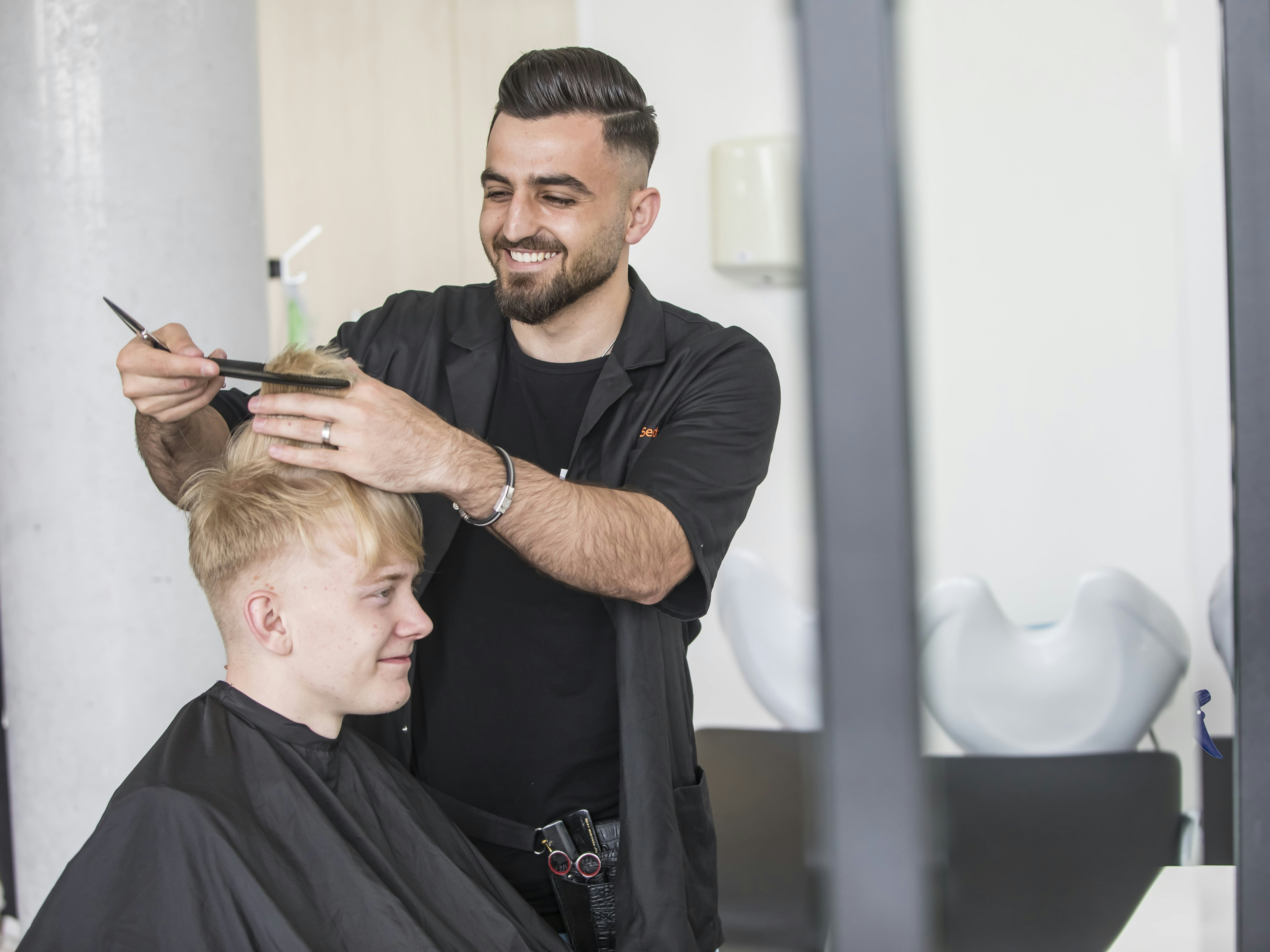 Student wast het haar van een pop