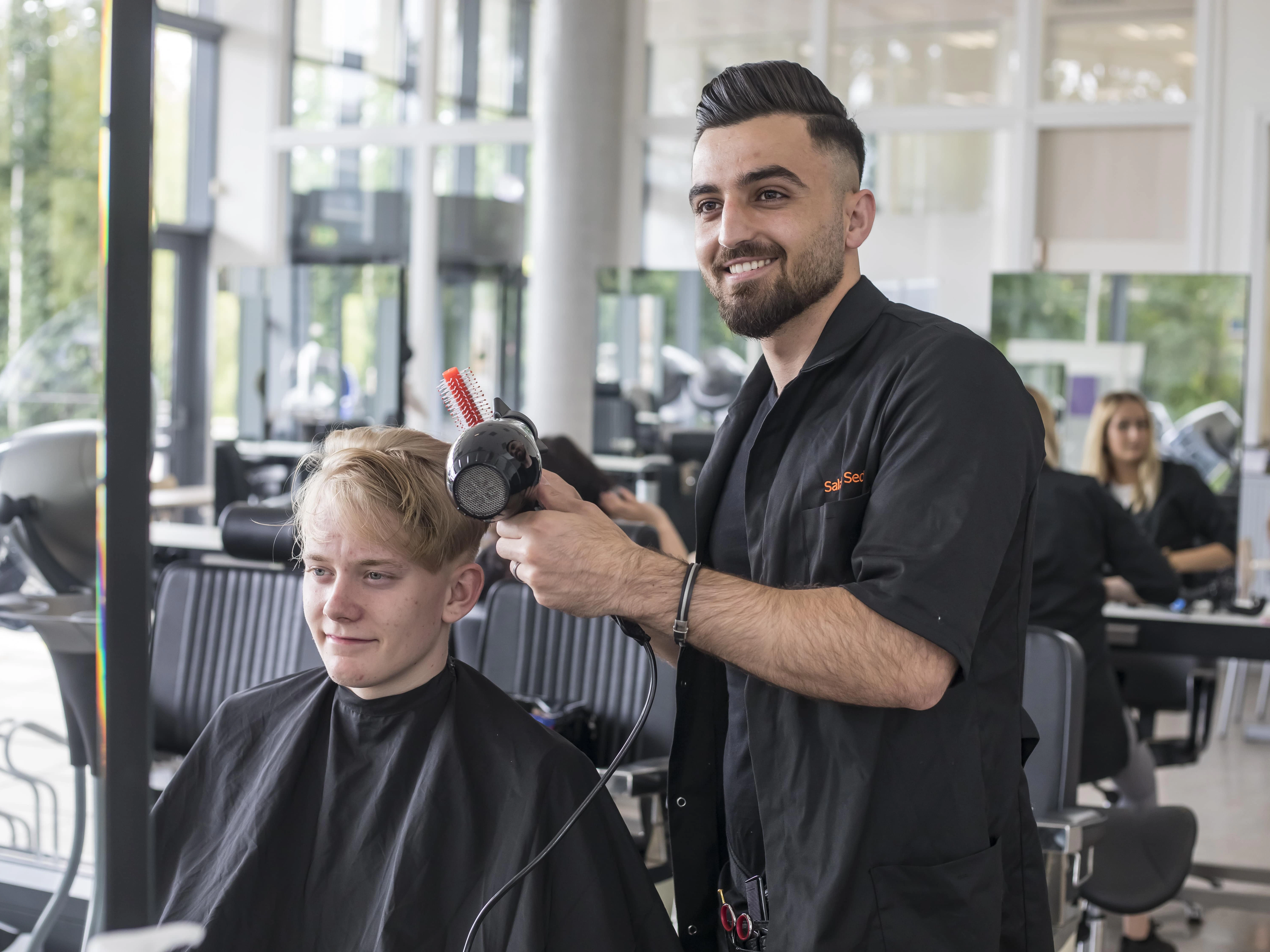 Student krult het haar van een student