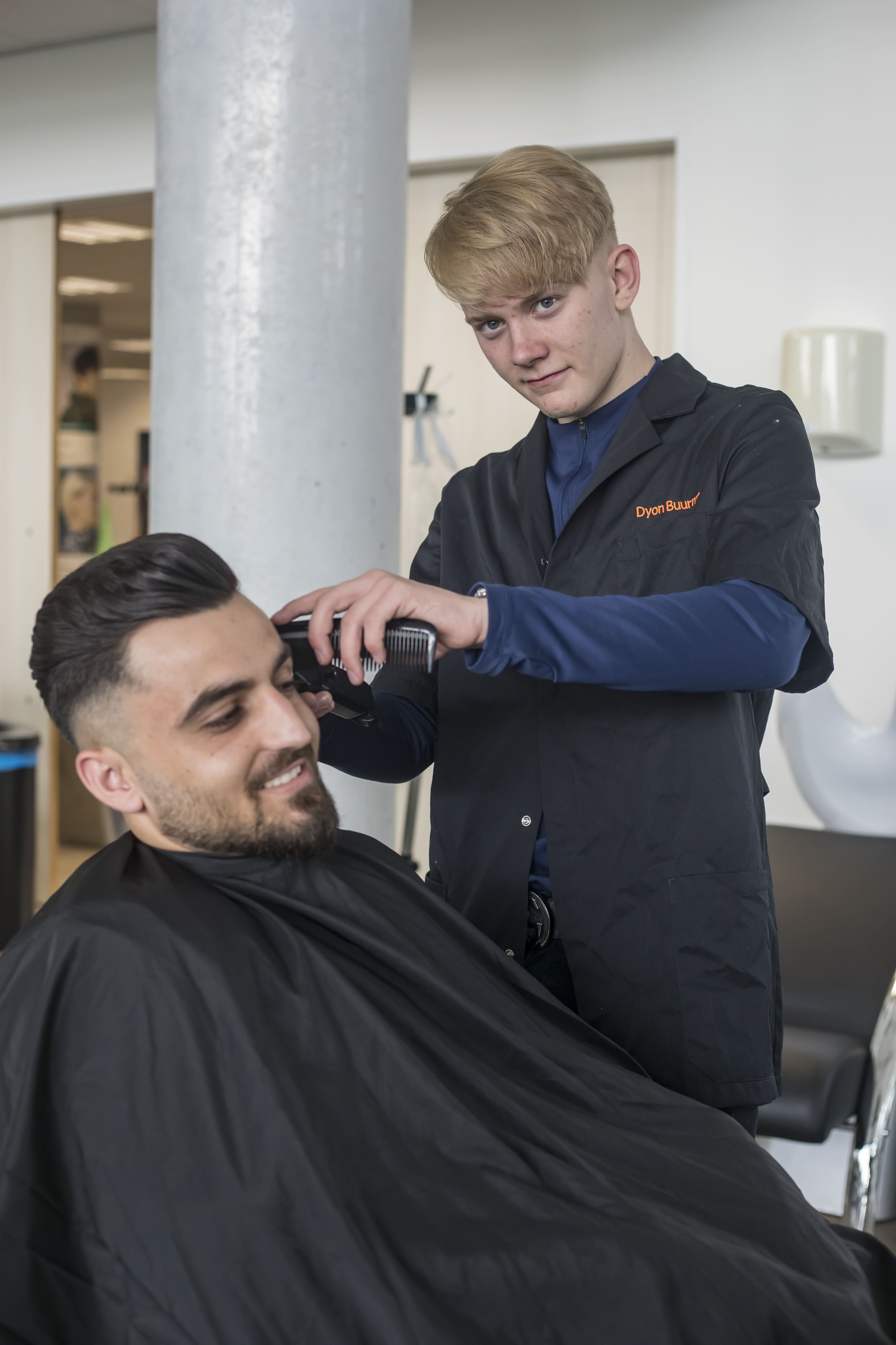 Student scheert haren van andere student