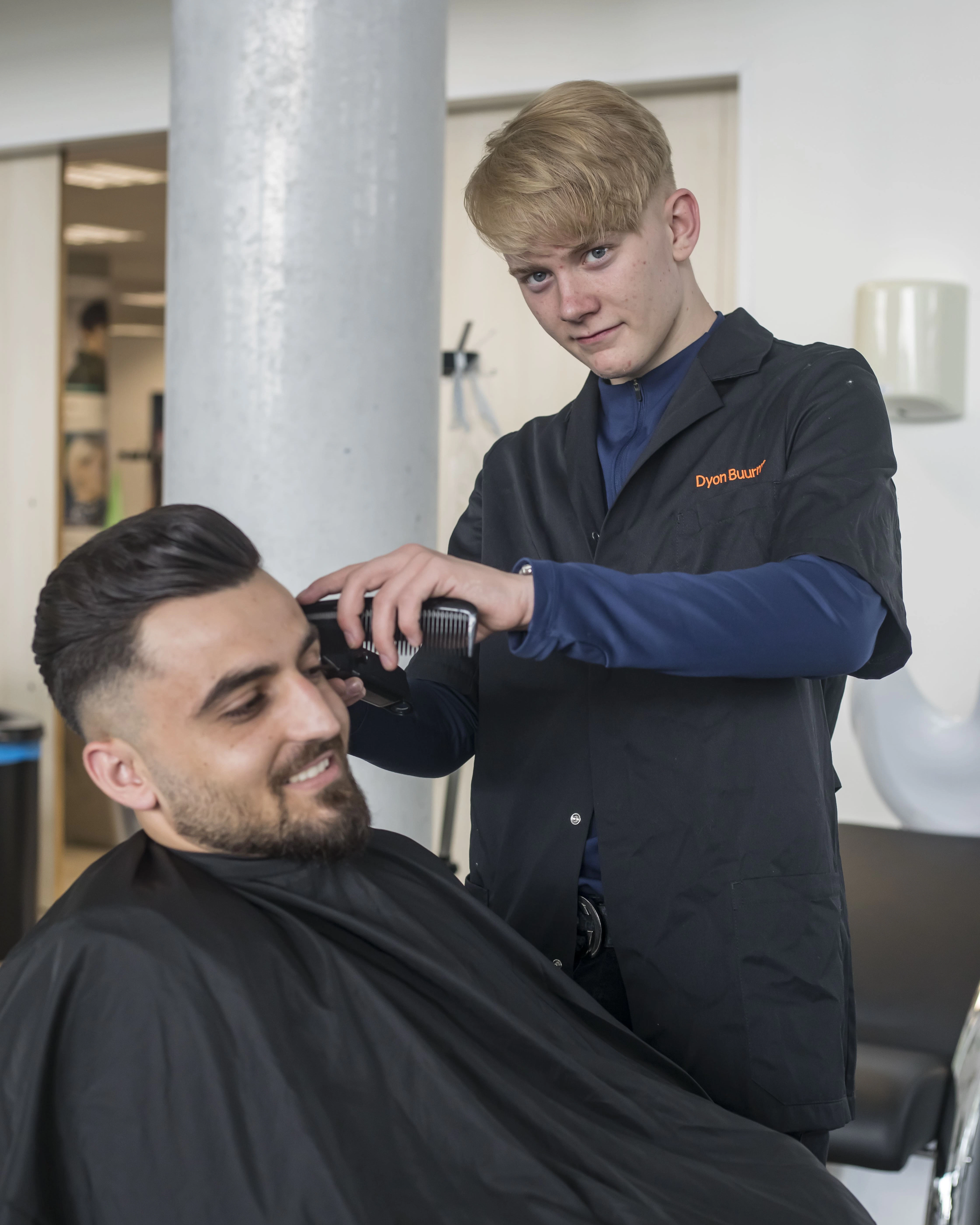 Student scheert haren van andere student