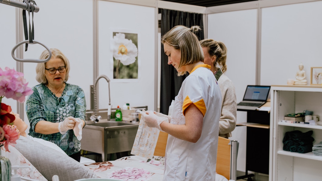 Verpleegkundige Noortje Sueters tijdens een van haar finale-opdrachten