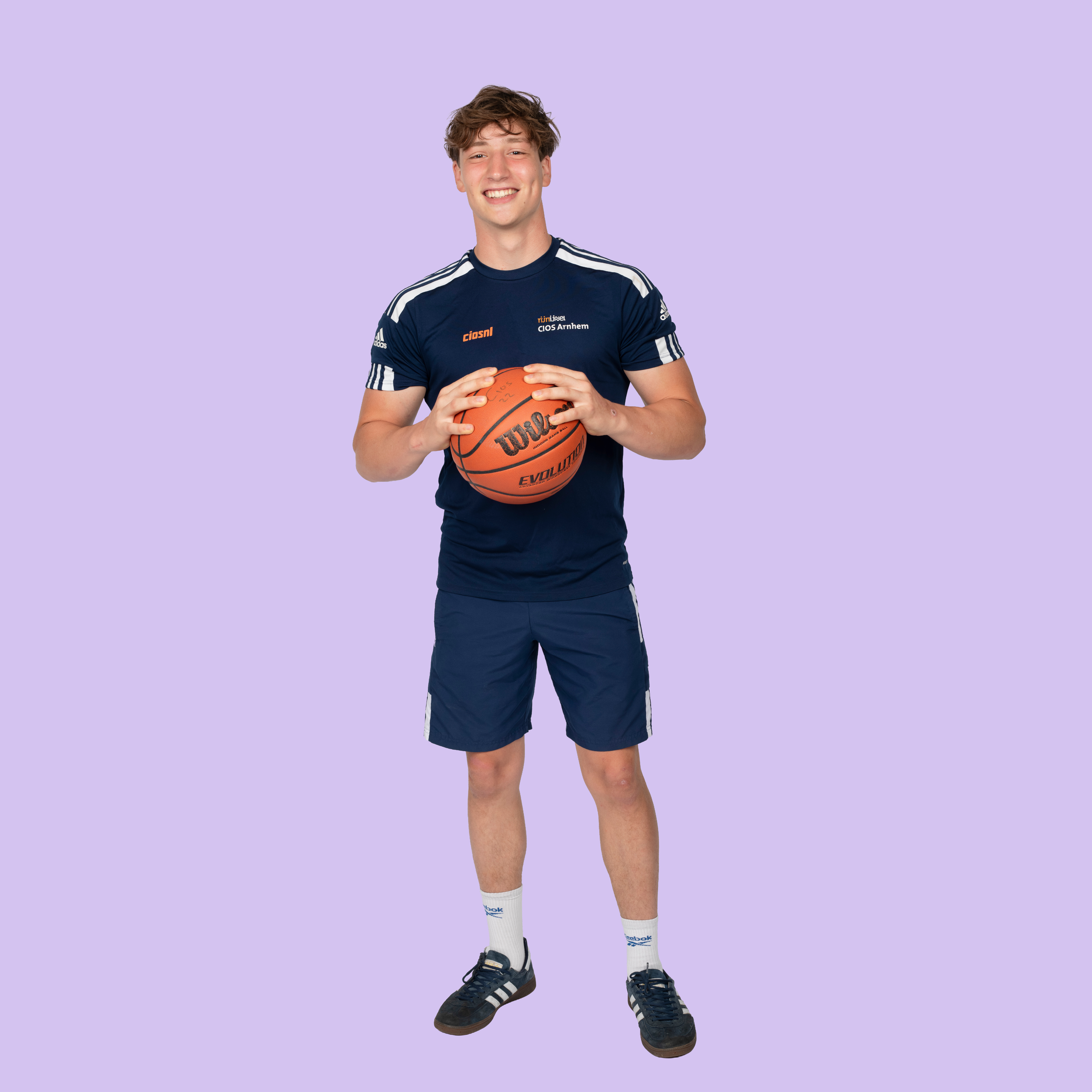 Meisje in sportkleding houdt een volleybal vast