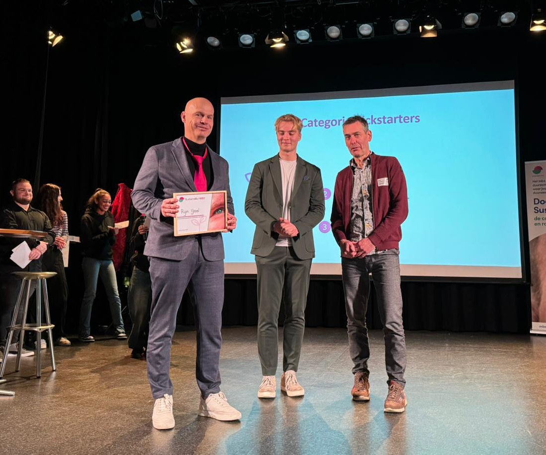 Alexander van de Koevering en Han Savelkoel met de prijs in hun handen