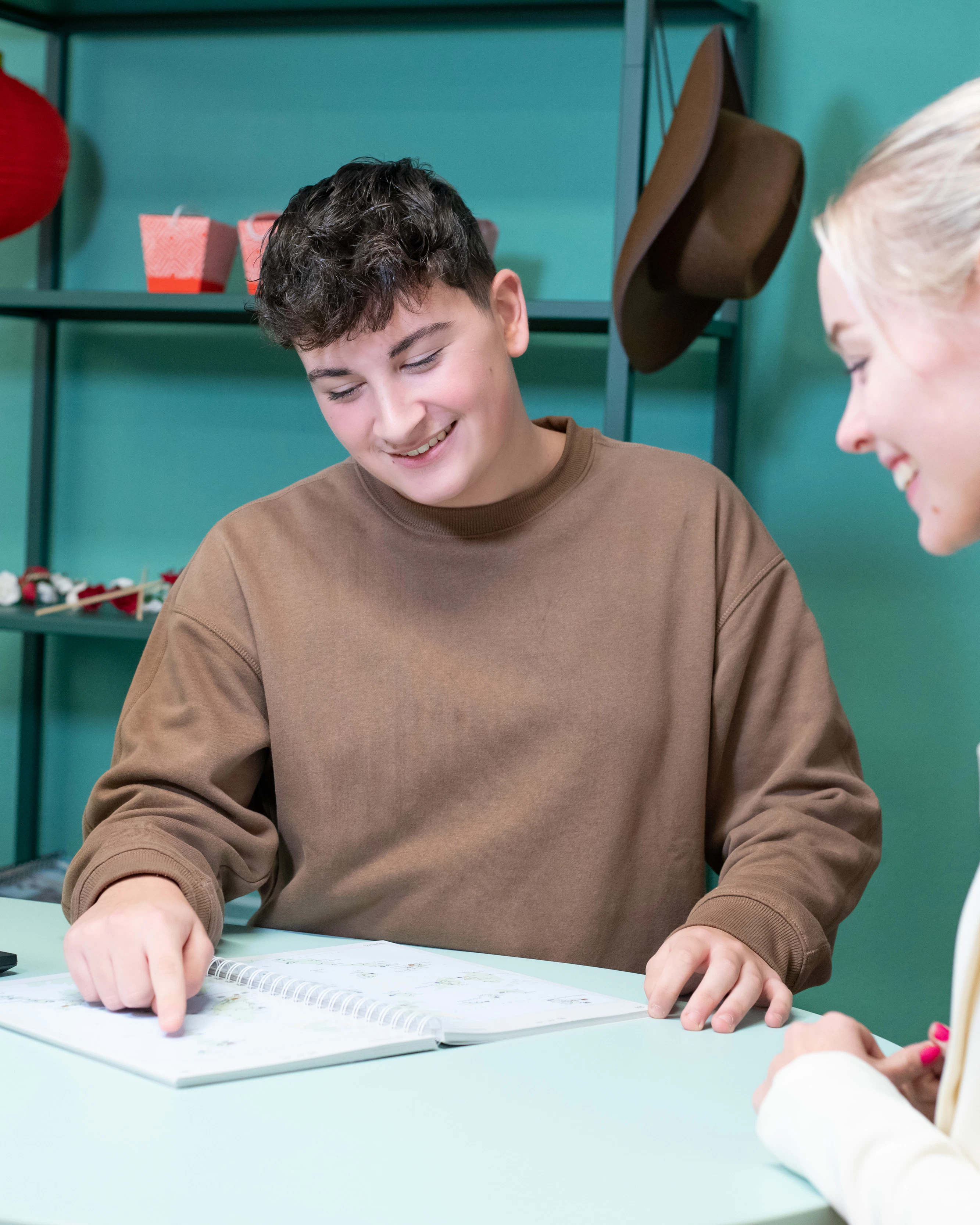 Student wijst op een papiertje terwijl een andere student toekijkt