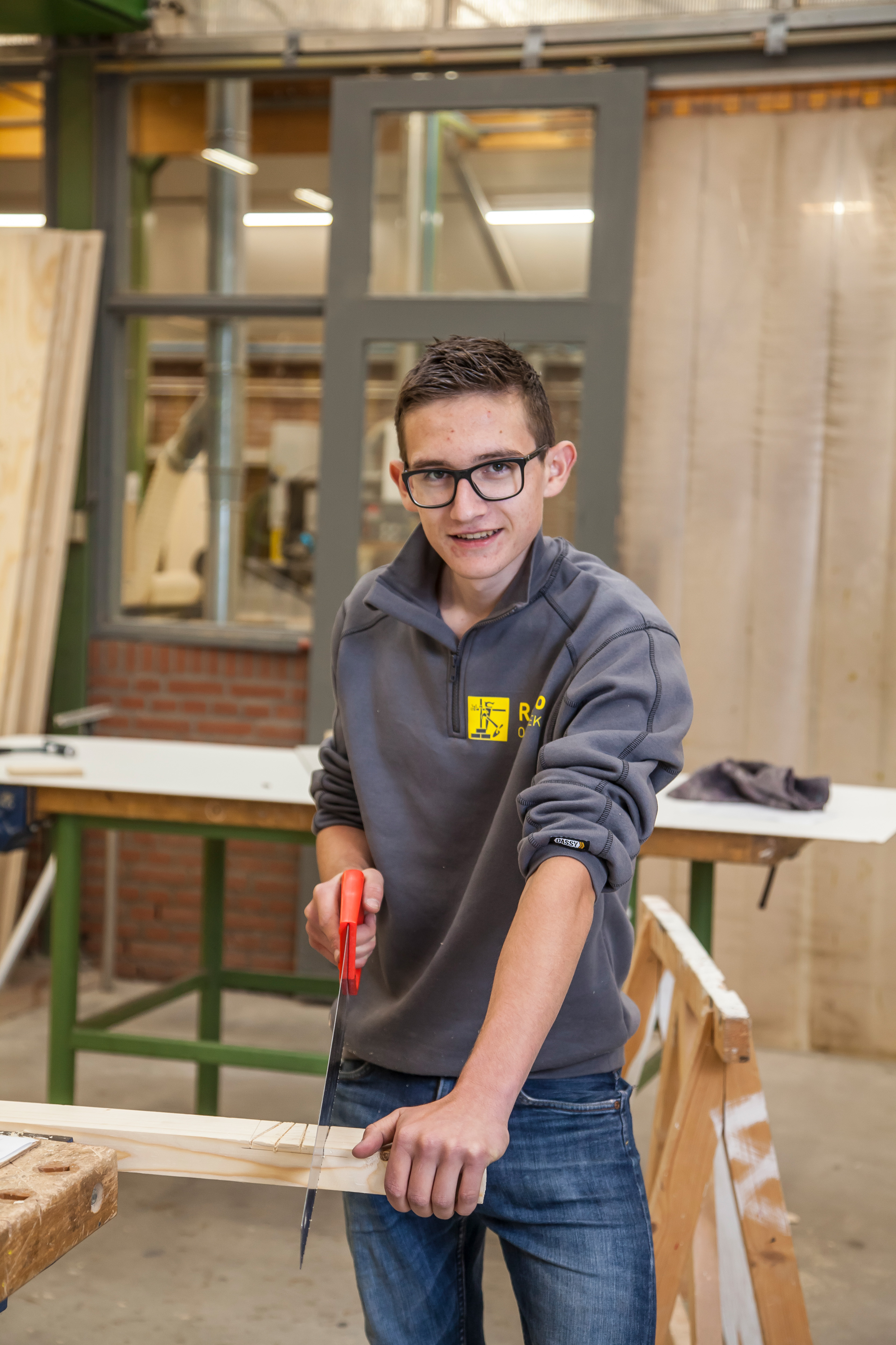 Student zaagt aan zaagtafel