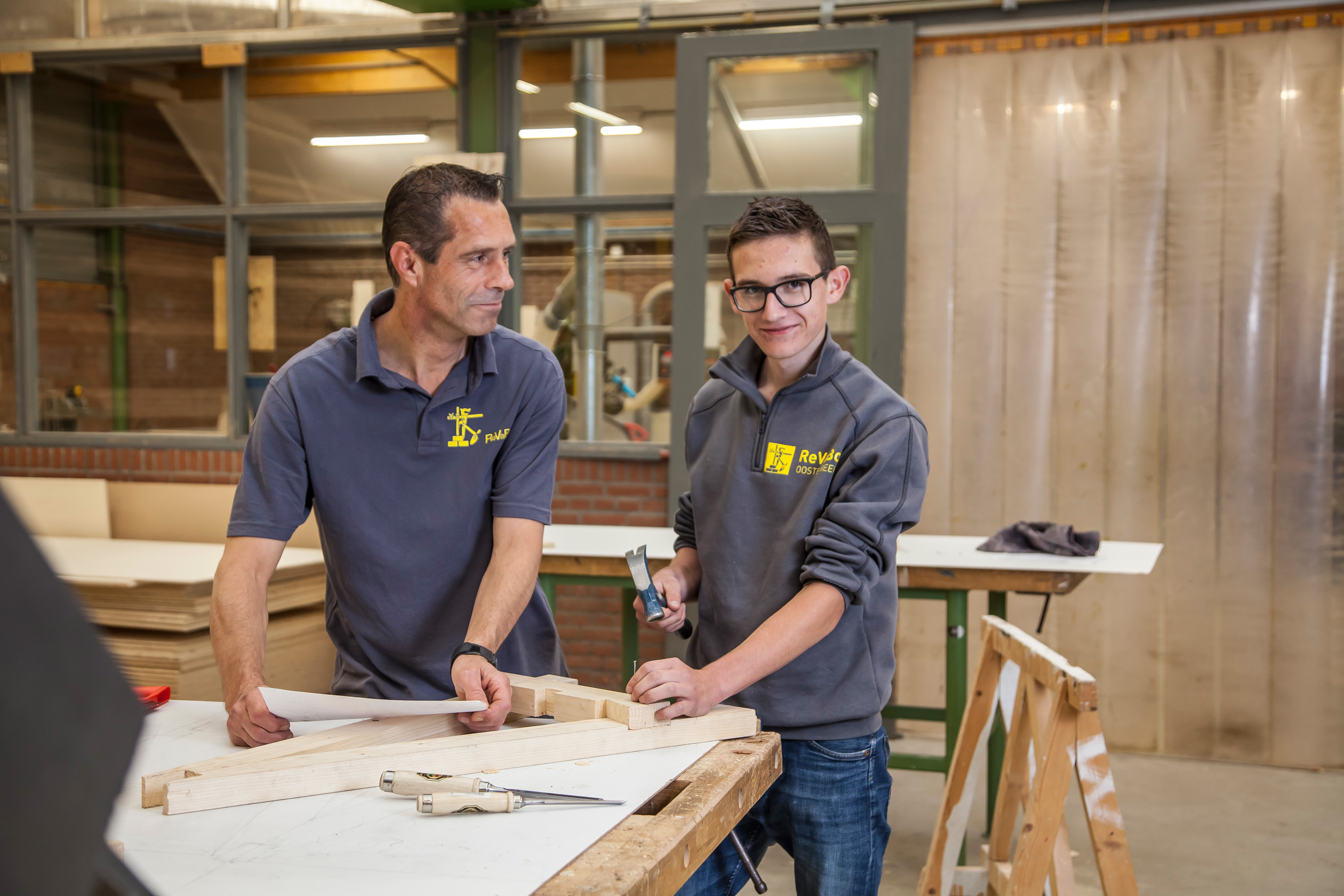 Student en docent werken samen