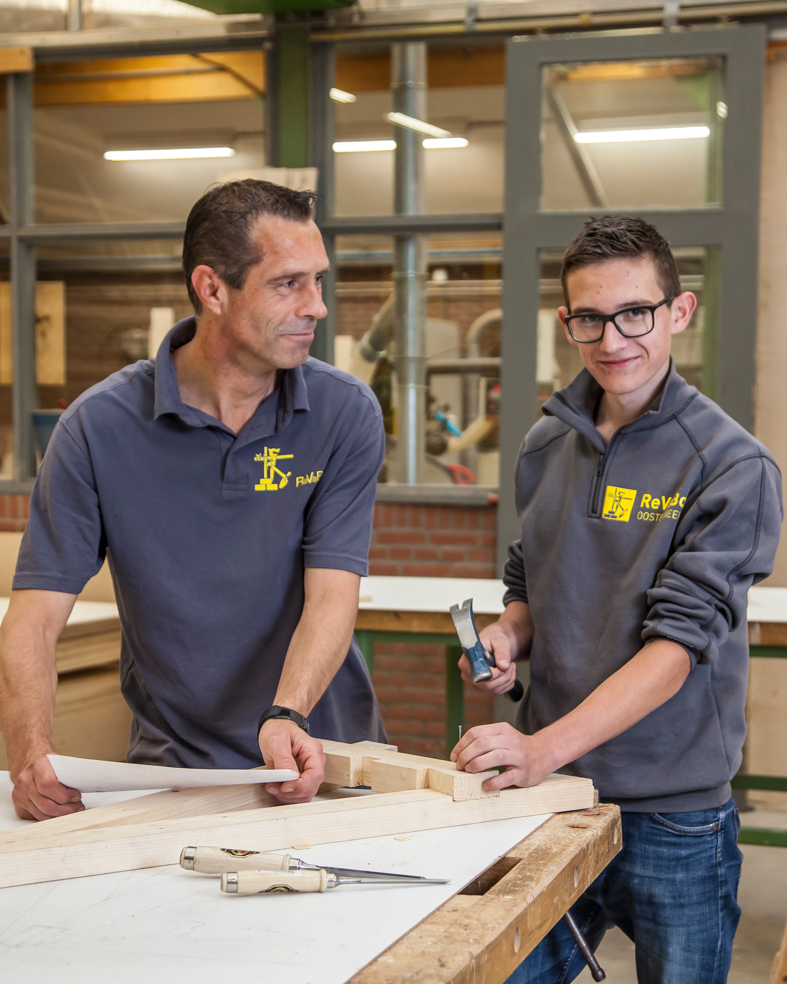 Student en docent samen aan werktafel