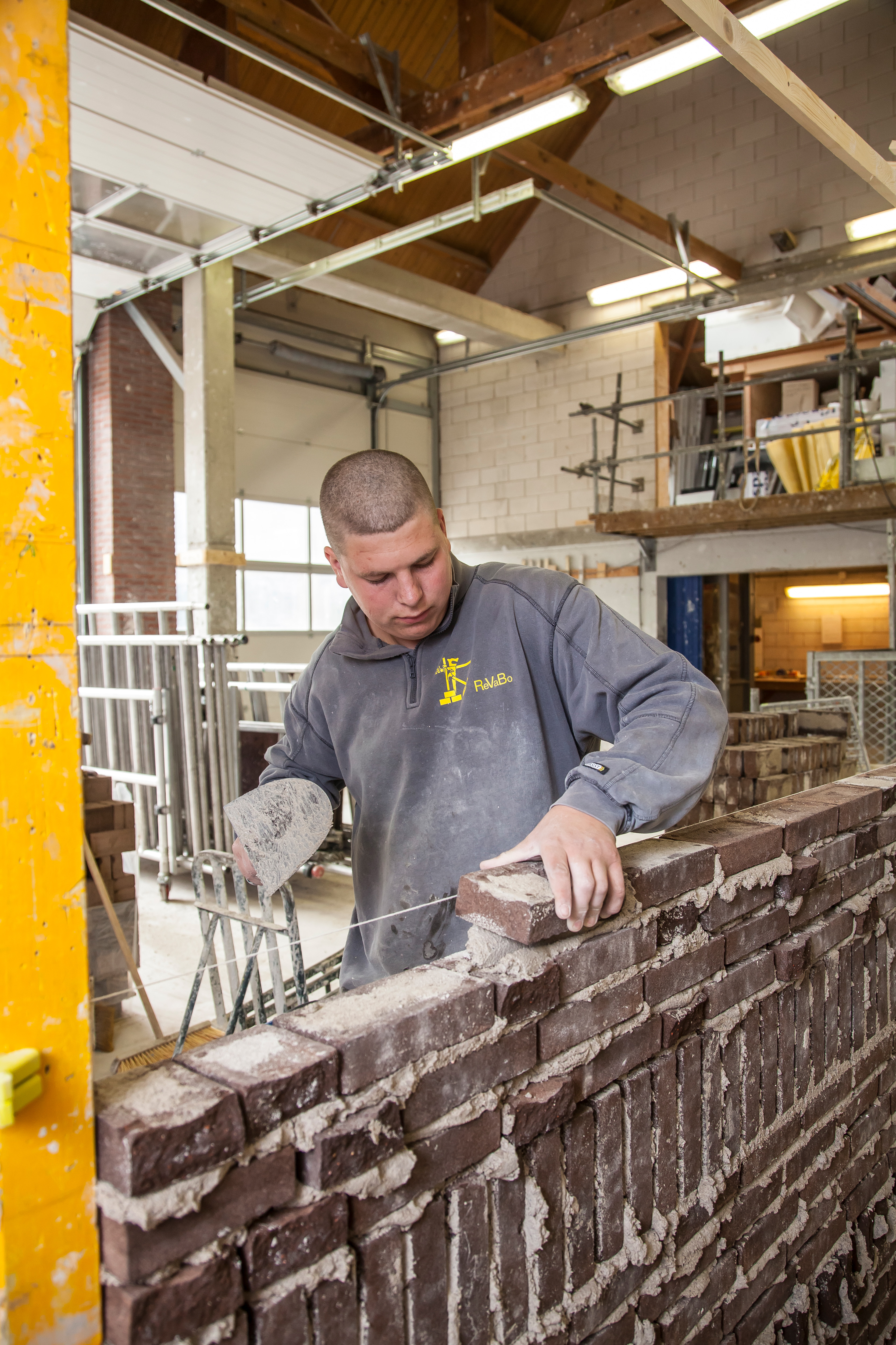 Student metselt muurtje