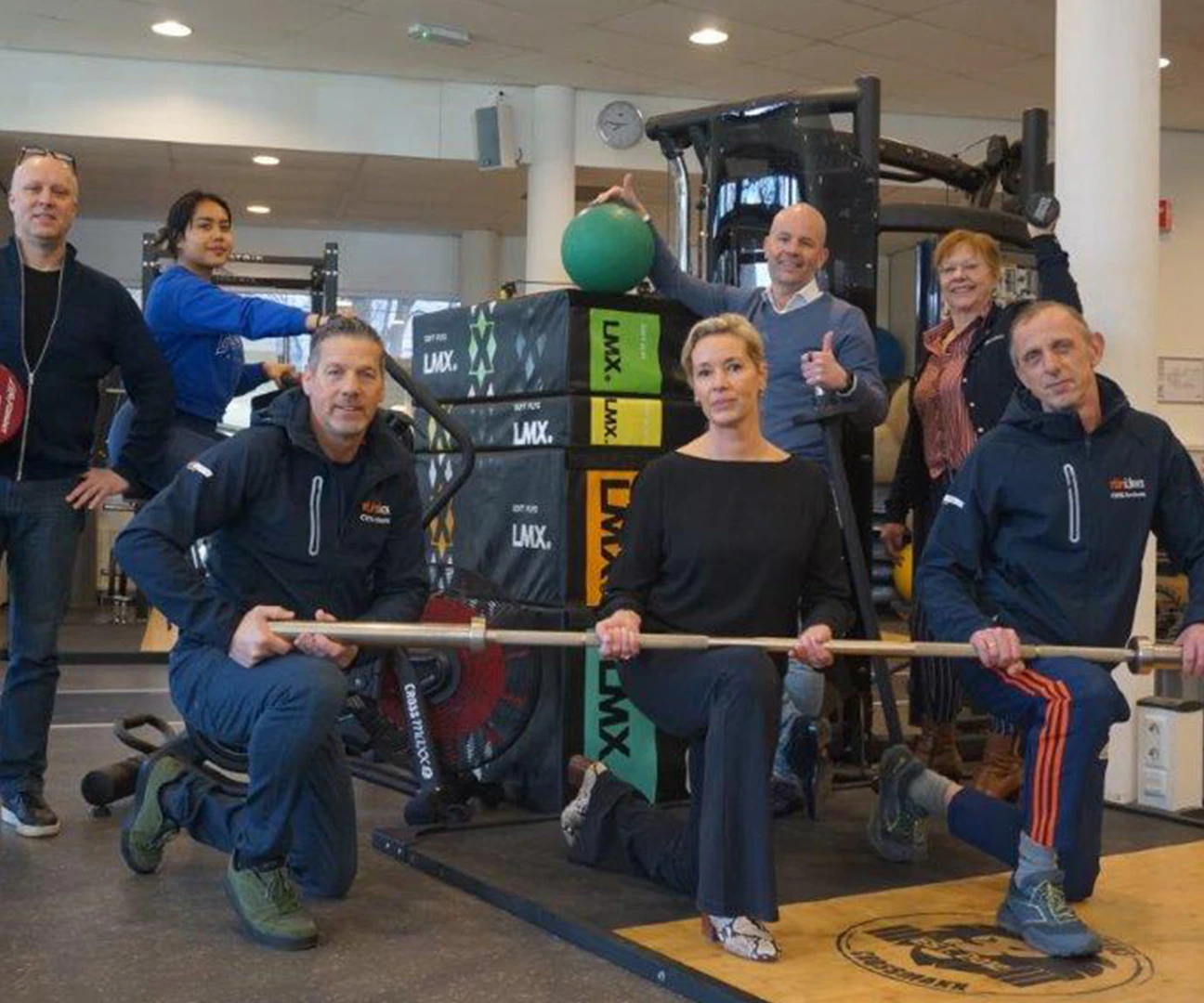 CIOS-directeur Christine Ziekman (middenvoor), ClubJoy-eigenaar Marc Neijland (met bal) en enkele anderen bij de ondertekening van de samenwerking.