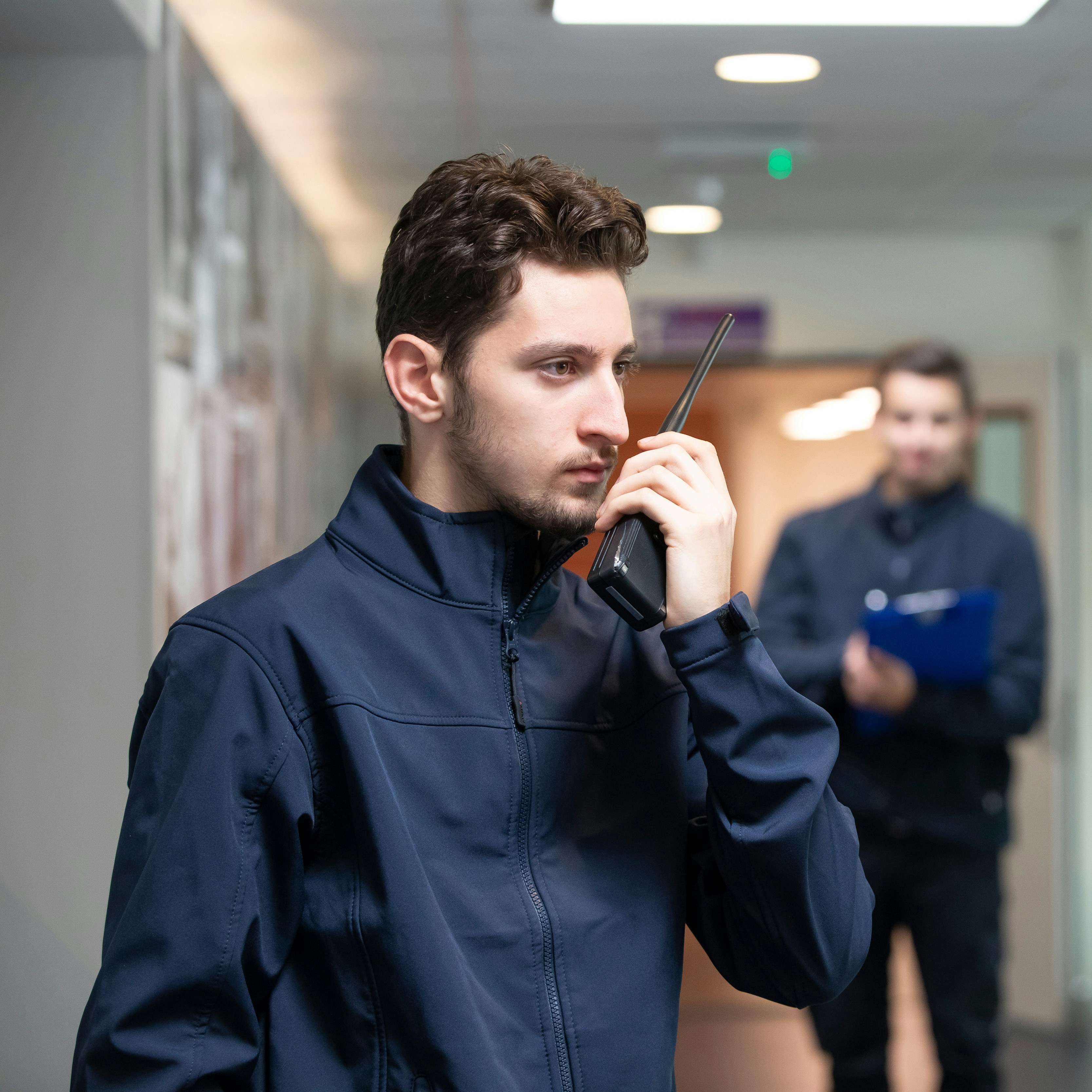 Student houdt een portofoon vast