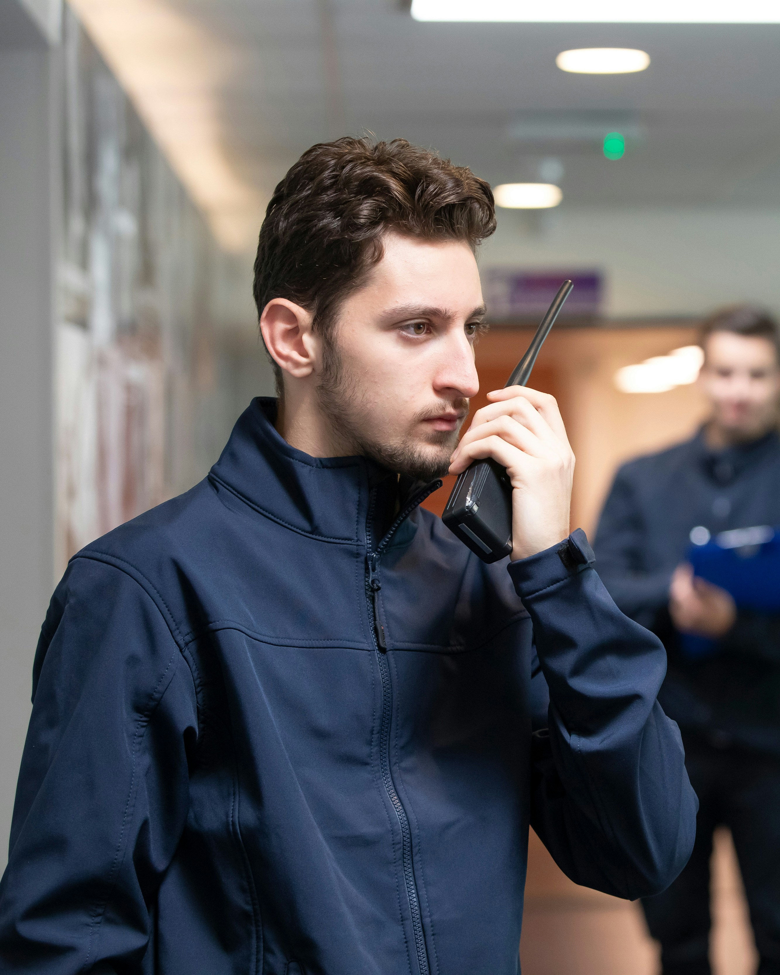 Student houdt een portofoon vast