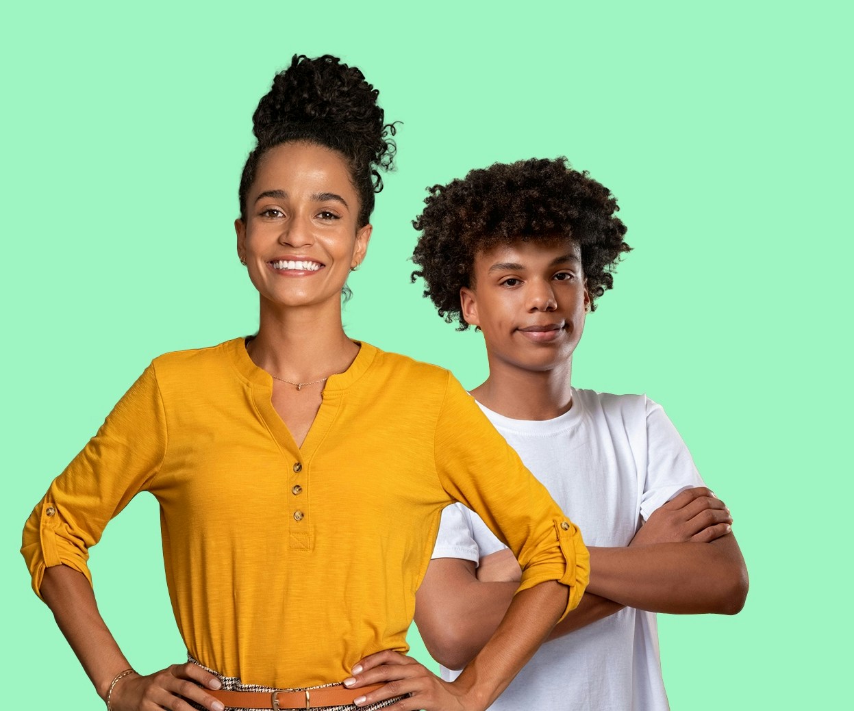 Twee personen staan geposeerd voor de camera. De een is een ouder en de ander een kind