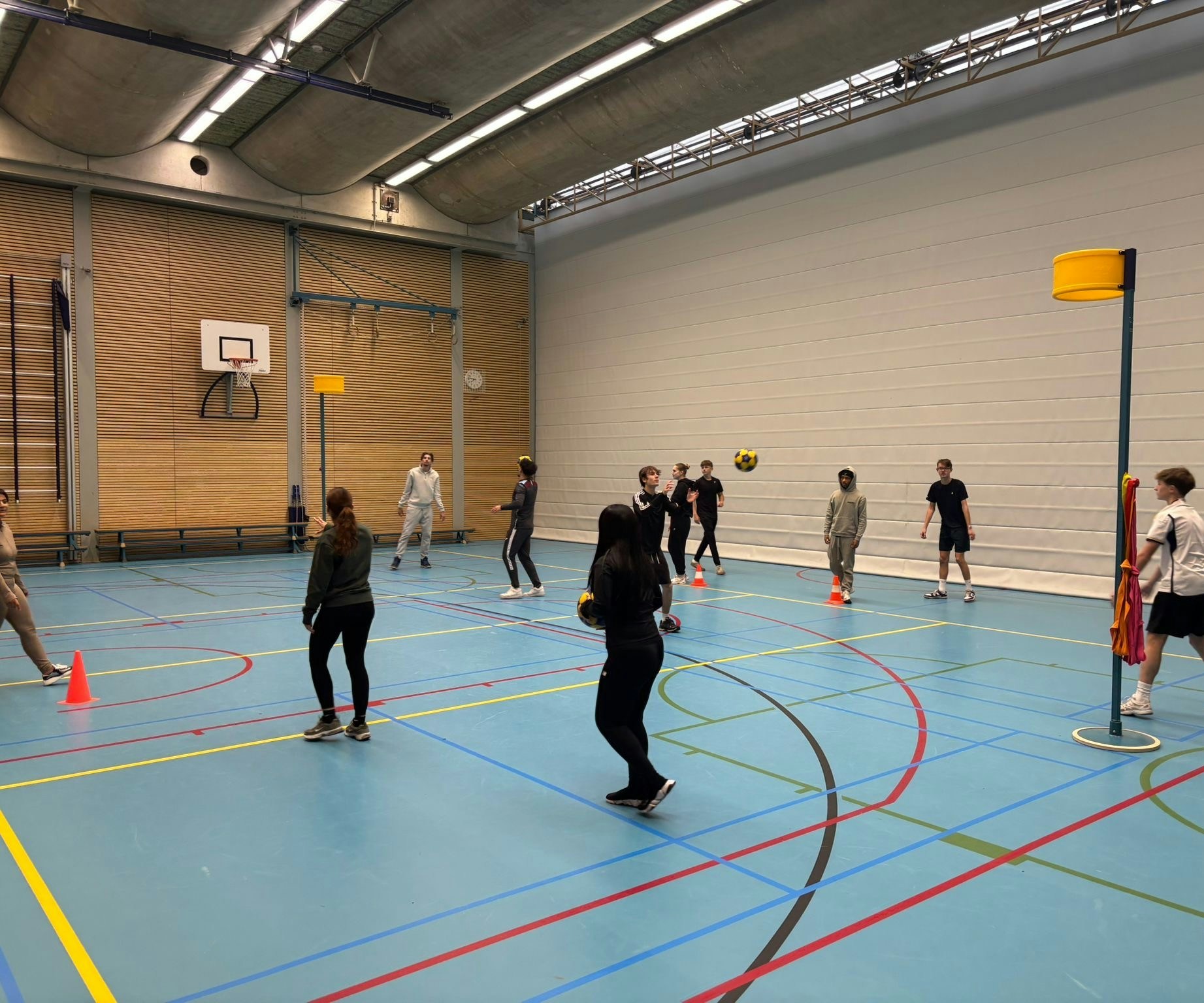Studenten doen mee aan de sportclinic balspelen