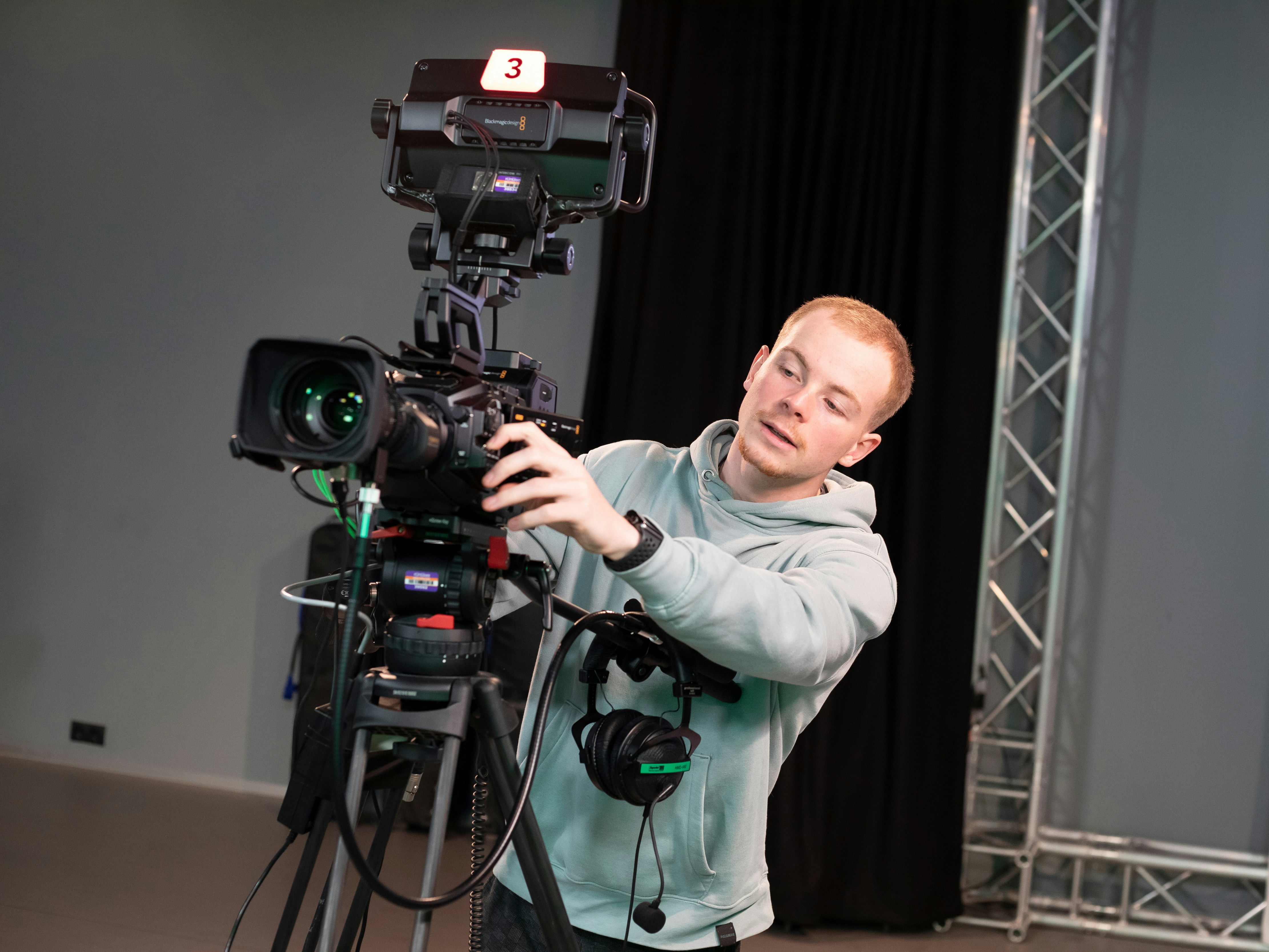 Student is bezig met het instellen van een camera